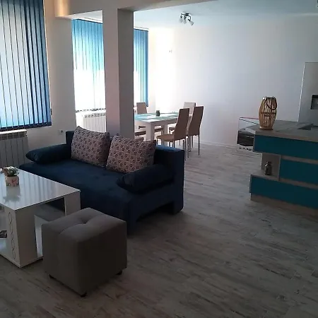Apartment трапезица скай *
